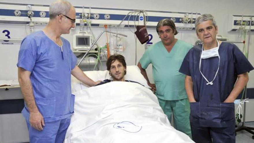 Generelo, con los doctores Ripoll, Such y De Prado, ayer, antes de pasar por el quirófano en la clínica USP San Carlos de Murcia.