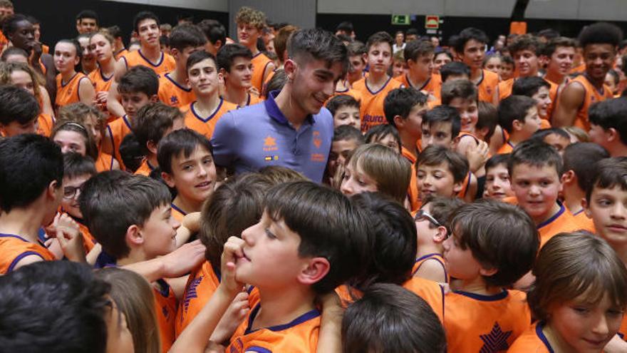 Guillem Ferrando, rodeado de cientos de jóvenes jjugadores y jugdoras en L&#039;Alqueria