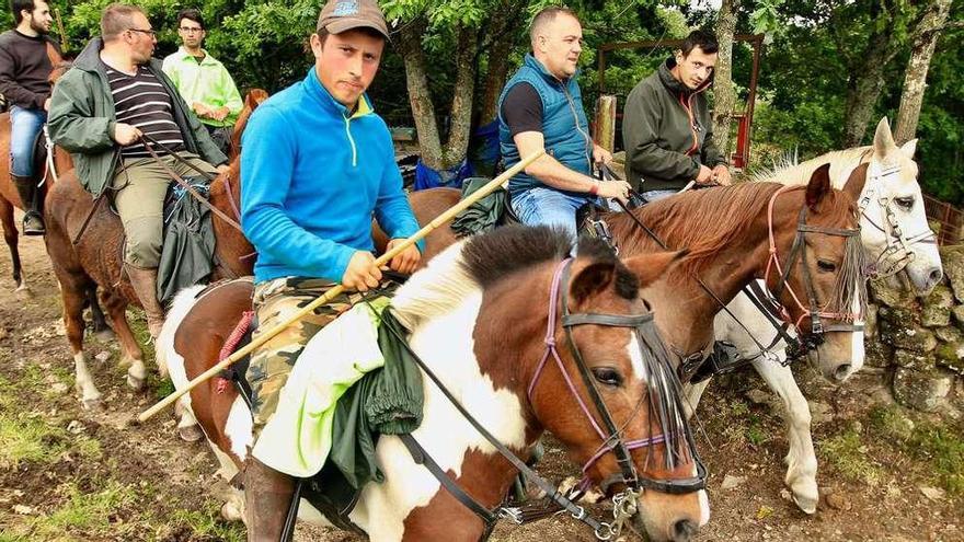 Algunos de los participantes en la marcha a caballo de ayer en Ponte Caldelas. // R. Vázquez