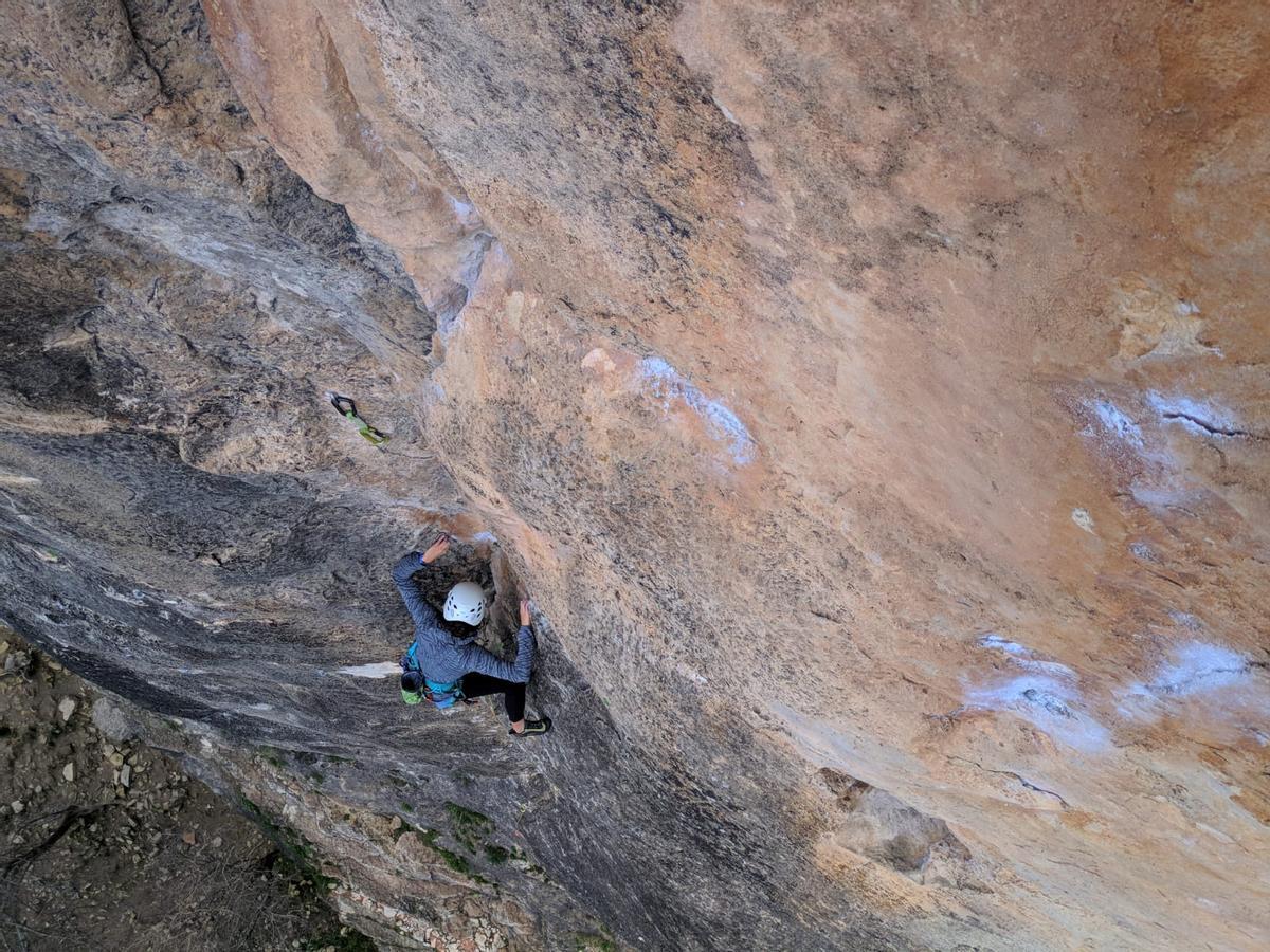 María, escaladora, avanza en su actividad.