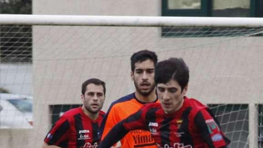 Matelo conduce el balón, ayer, en el partido del Cortizo. // Bernabé/Gutier