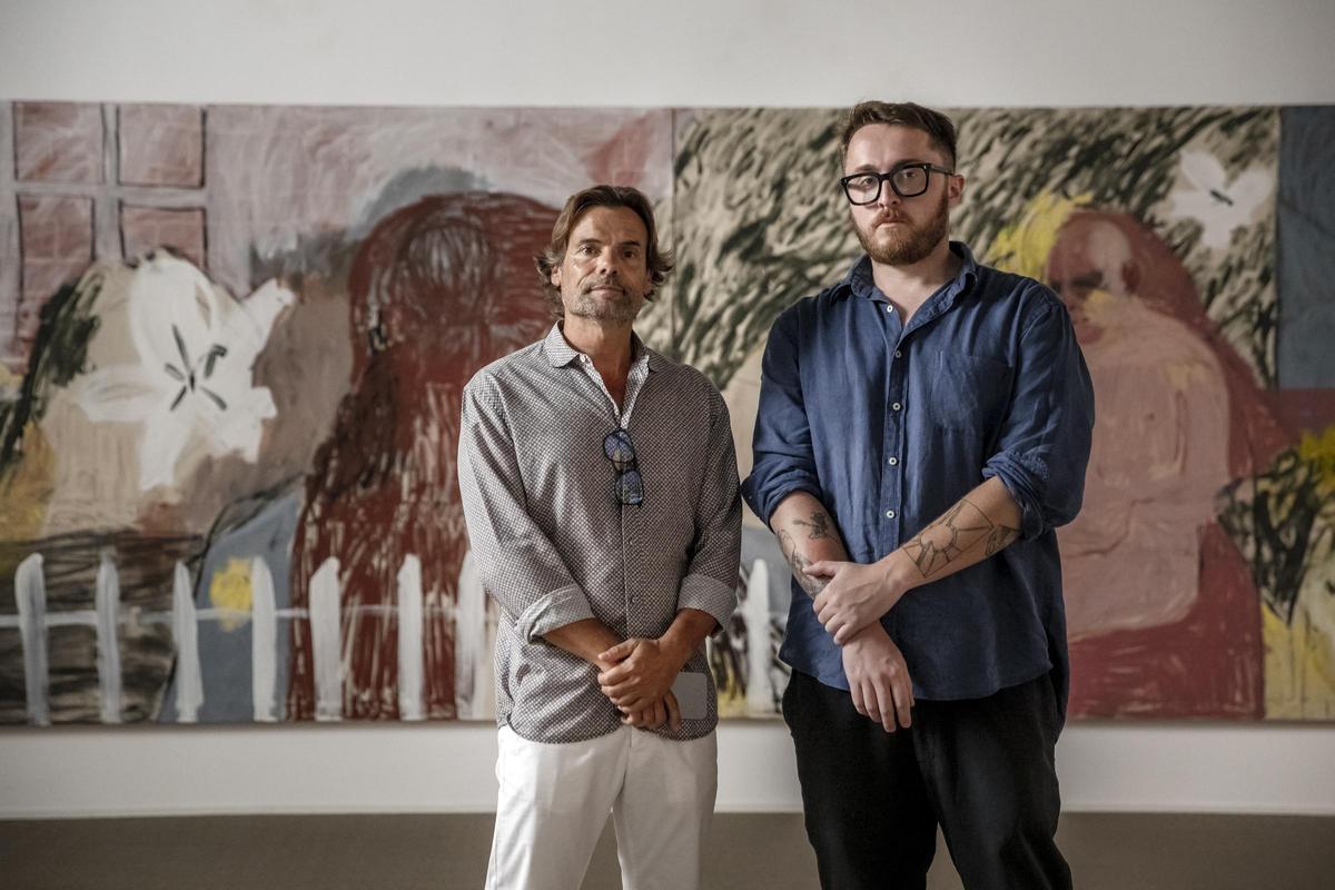 El galerista Frederic Pinya, de Pelaires, en el centro