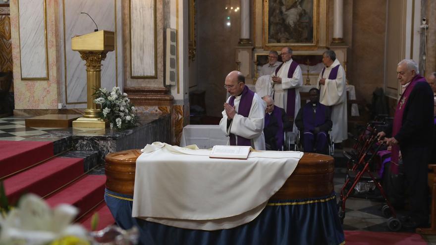 Funeral de Emili Marin, director de la revista Sao y sacerdote