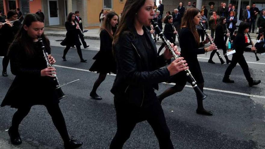 El desfile del festival de Bandas de Meaño. // Iñaki Abella