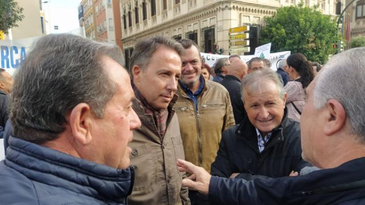 El presidente del Partido Popular, Fulgencio Gil, durante la manifestación a las puertas de la Delegación del Gobierno de Murcia, hace unos días.