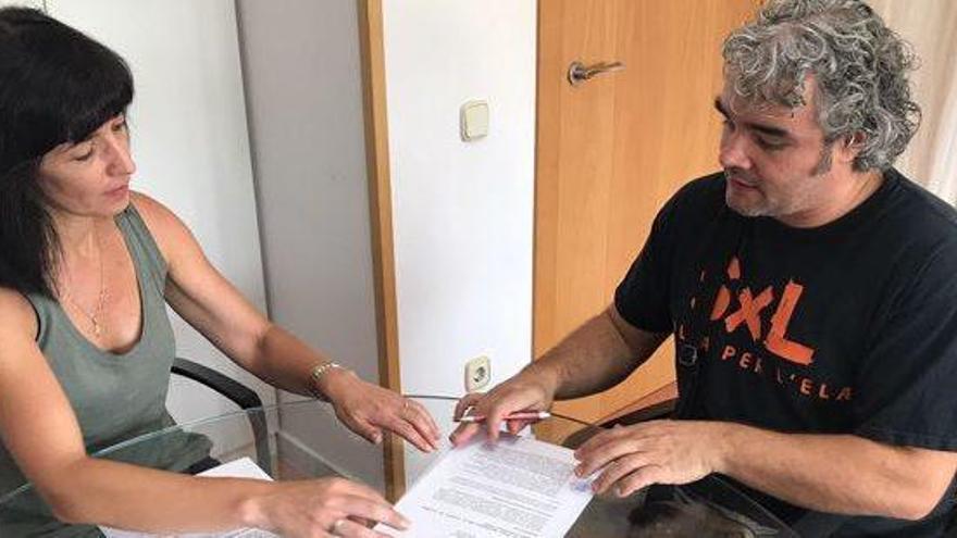 Firma de l&#039;acord entre el consistori i la Clínica Veterinària de Capellades