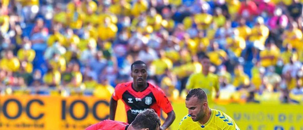 Jesé Rodríguez quiebra a Carlos Ruiz en la primera parte, ayer. |