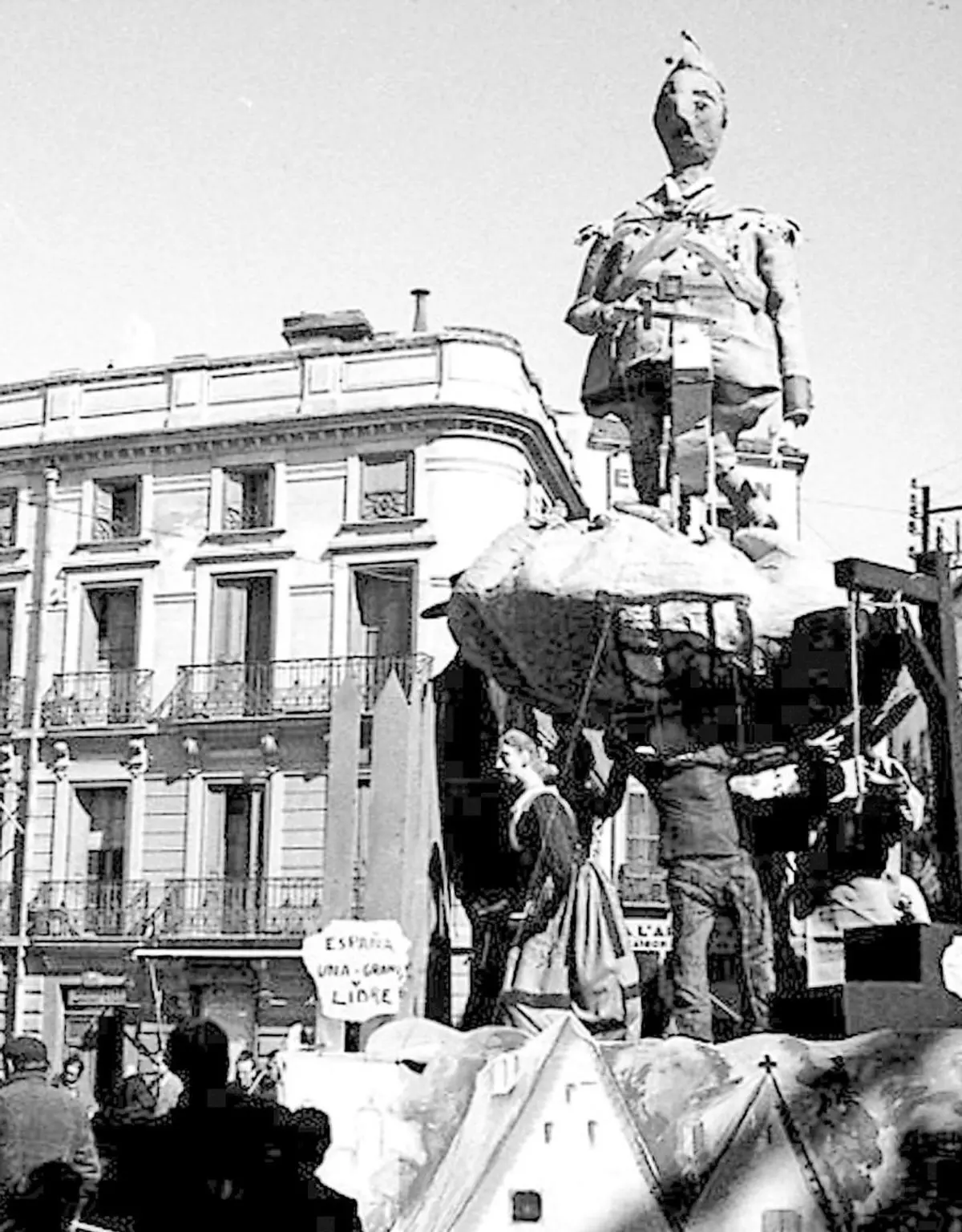 El año que los artistas exiliados quemaron a Franco en una falla