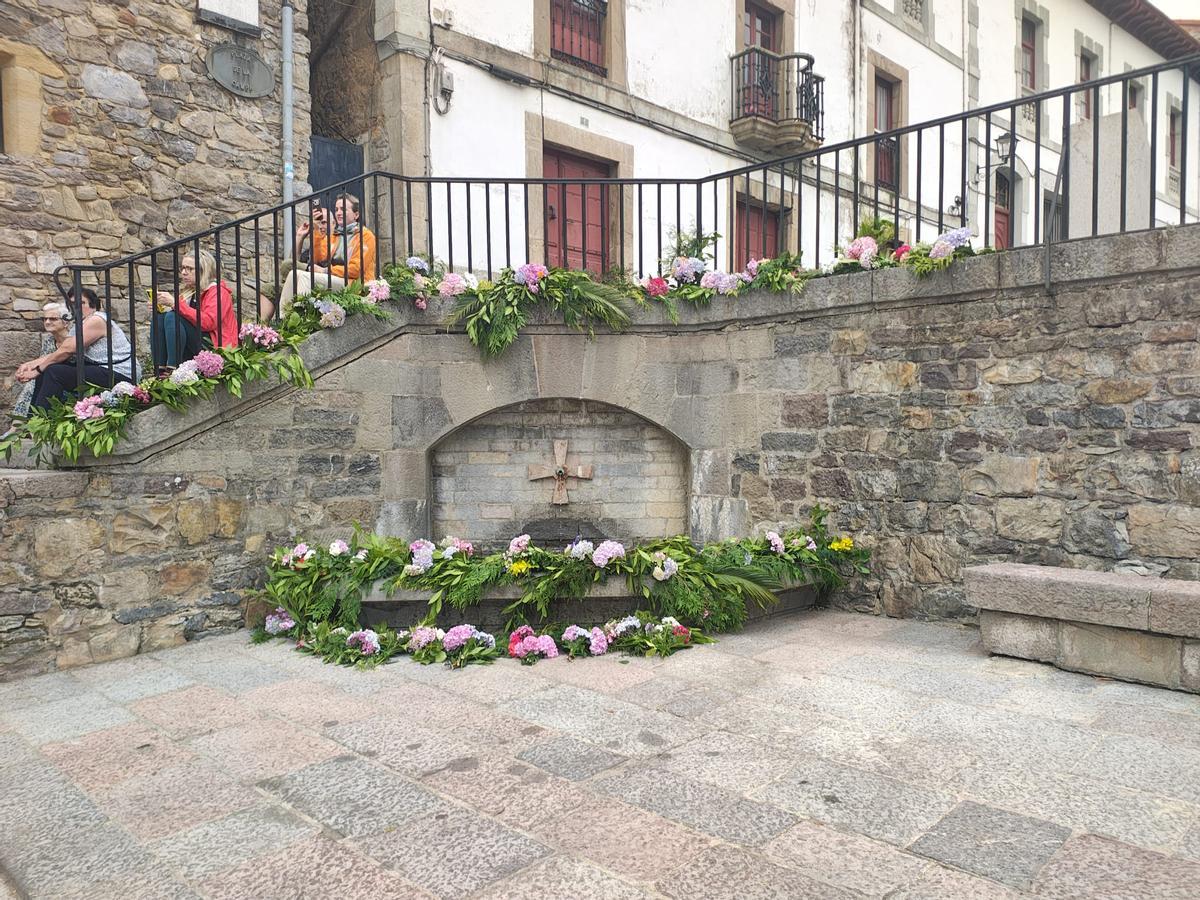 El enramado de la fuente de La Campa por San Juan en Salas, en imágenes
