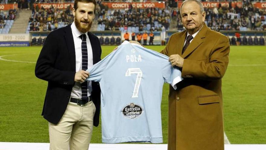 Pola recibe una camiseta del Celta de parte del vicepresidente Pedro Posada. // Marta G. Brea