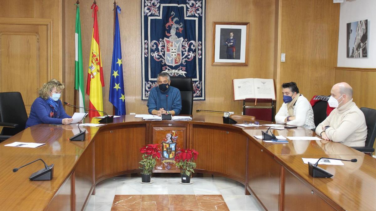 El alcalde, Matías González, junto con varios concejales del equipo de gobierno.