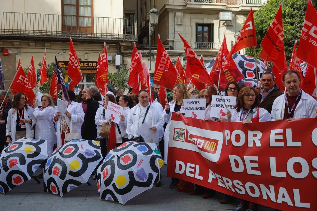 UGT y CCOO se manifiesta por el personal laboral a extinguir de Sanidad