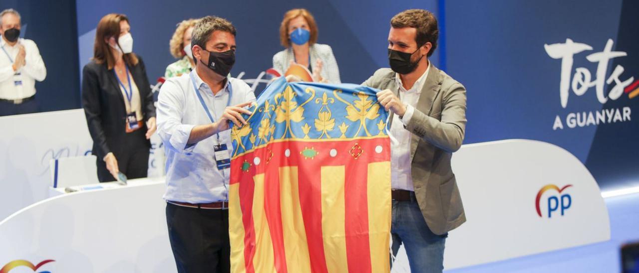 Carlos Mazón y Pablo Casado despliegan una bandera valenciana en el último congreso del PP. | EDUARDO RIPOLL