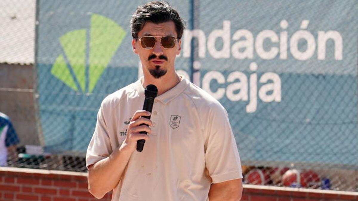 Nihad Djedovic hablando en el Campus de Baloncesto de Fundación Unicaja.