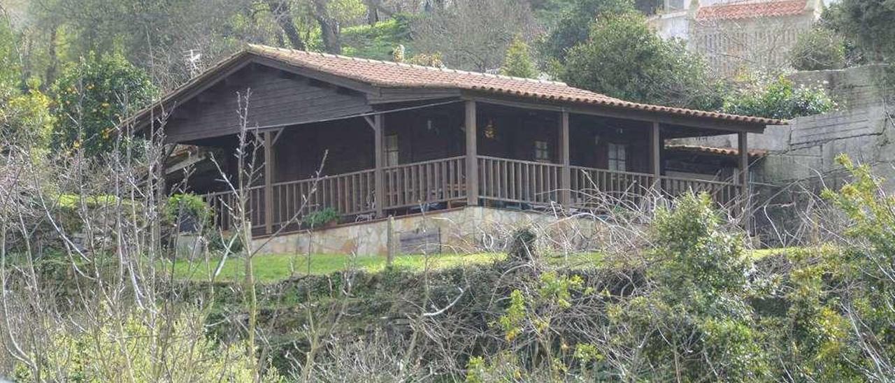 La vivienda prefabricada en madera ya instalada en los terrenos situados en el lugar de As Meáns, por encima de Loureiro. // G.Núñez