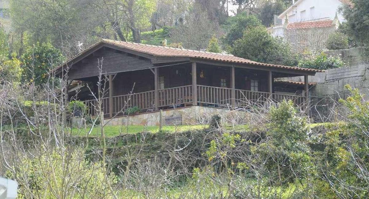 La vivienda prefabricada en madera ya instalada en los terrenos situados en el lugar de As Meáns, por encima de Loureiro. // G.Núñez