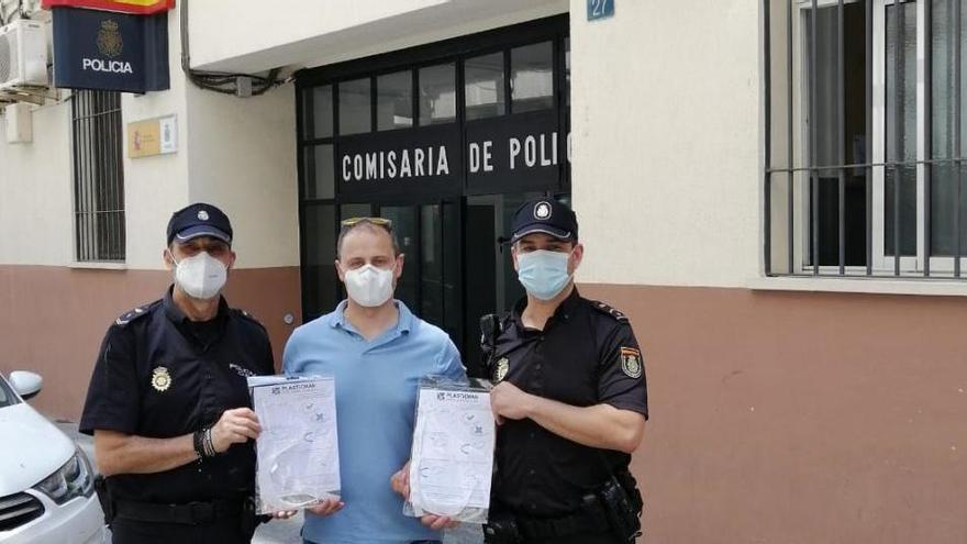 Entrega de parte de las máscaras de protección en la Comisaría Centro de Alicante.