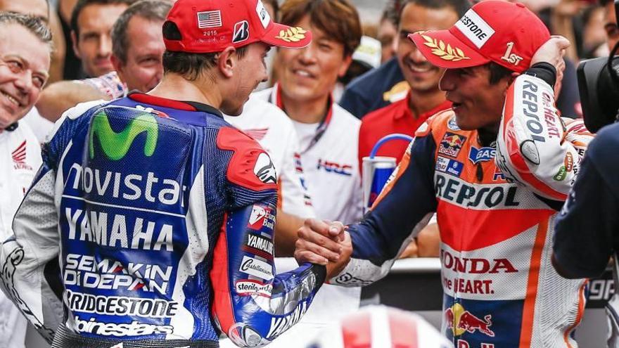 Lorenzo y Márquez se saludan antes de acudir al podio.