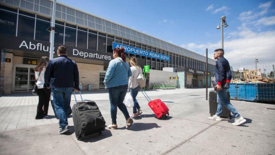 Exterior del aeropuerto Tenerife Sur antes de la pandemia.