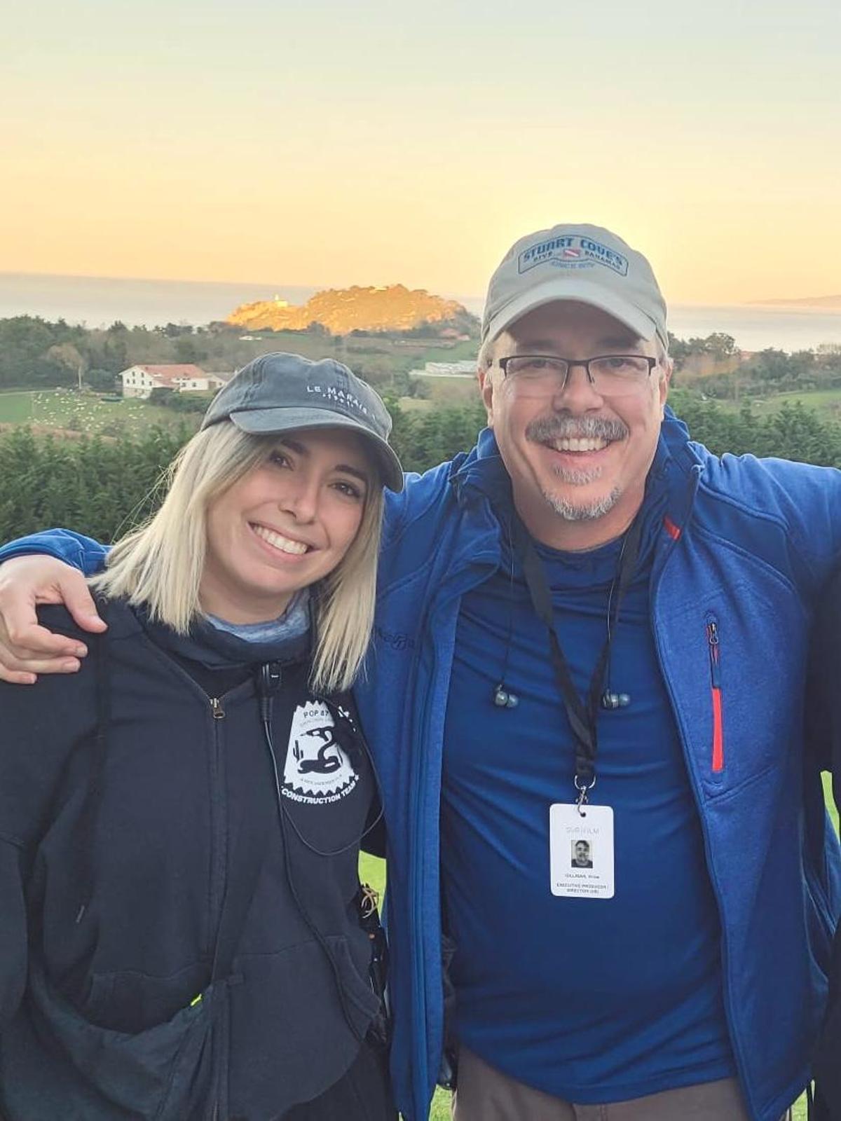 Laura Mon con Vince Gilligan en el rodaje de “Pluribus”