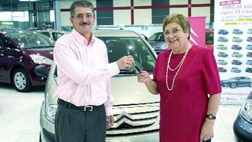 Alicia Pinoz recibe las llaves del Citroën C3 de manos de Juan Ángel Santorio, jefe de Circulación de FARO. / r. grobas