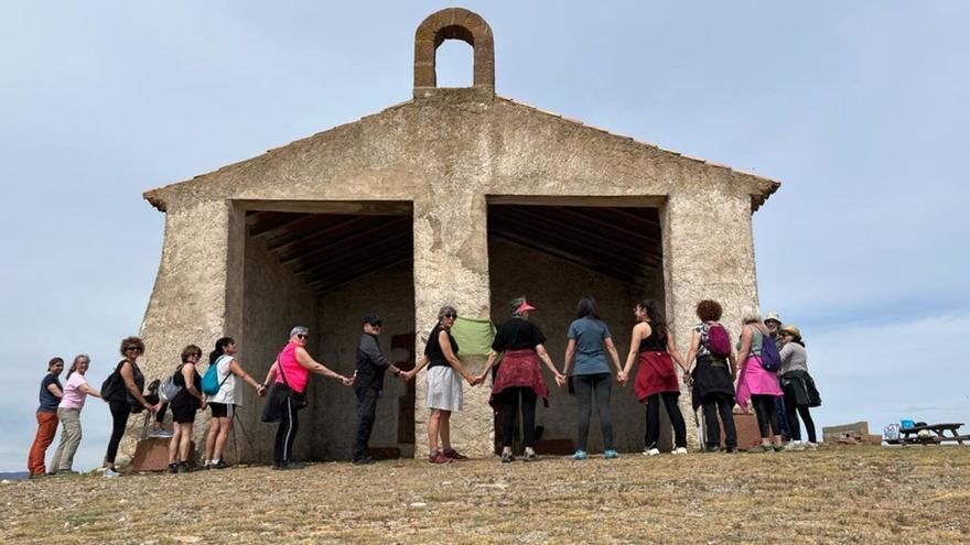 Los vecinos de Pozondón abrazan la ermita para protestar por la implantación de renovables, en una imagen de archivo. | EL PERIÓDICO