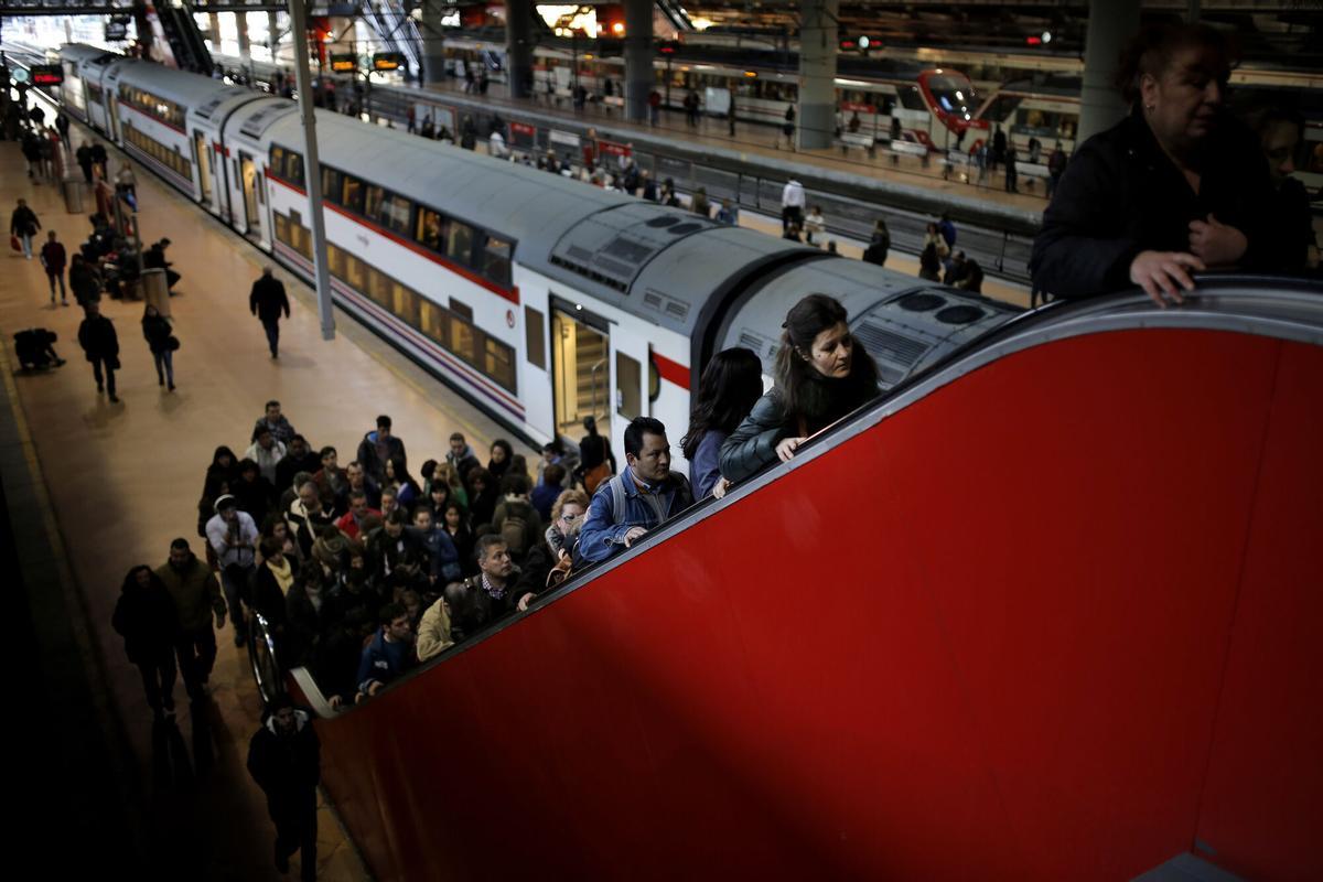 Trenes de Cercanías en la Estación de Atocha, en Madrid
