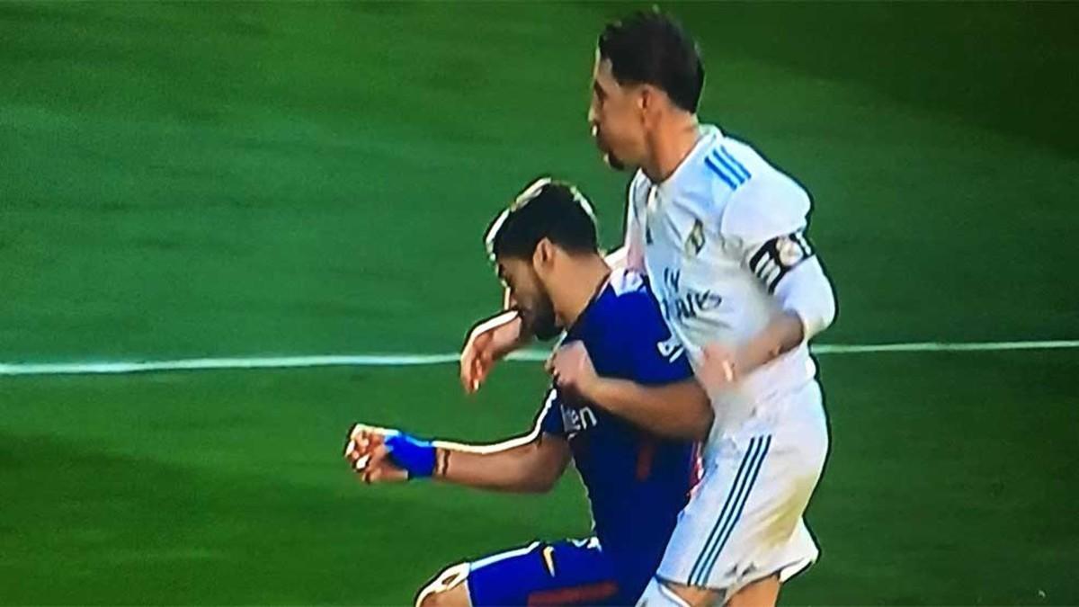 Sergio Ramos agredió a Luis Suárez