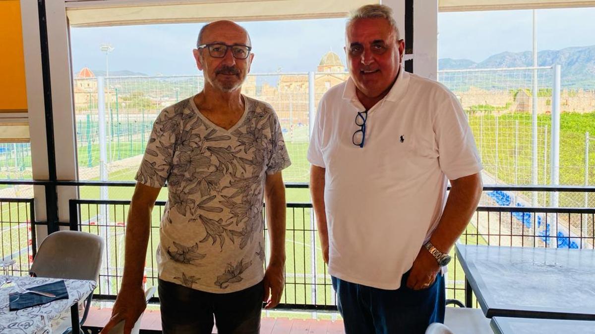 El alcalde de Simat de la Valldigna, Víctor Mansanet (izquierda) junto al presidente de la Confederación Internacional de Pelota a Mano (CIJB), Alberto Soldado.