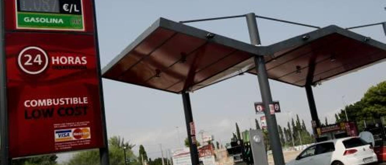 Las instalaciones de una gasolinera «low cost» en la ciudad de Alicante.