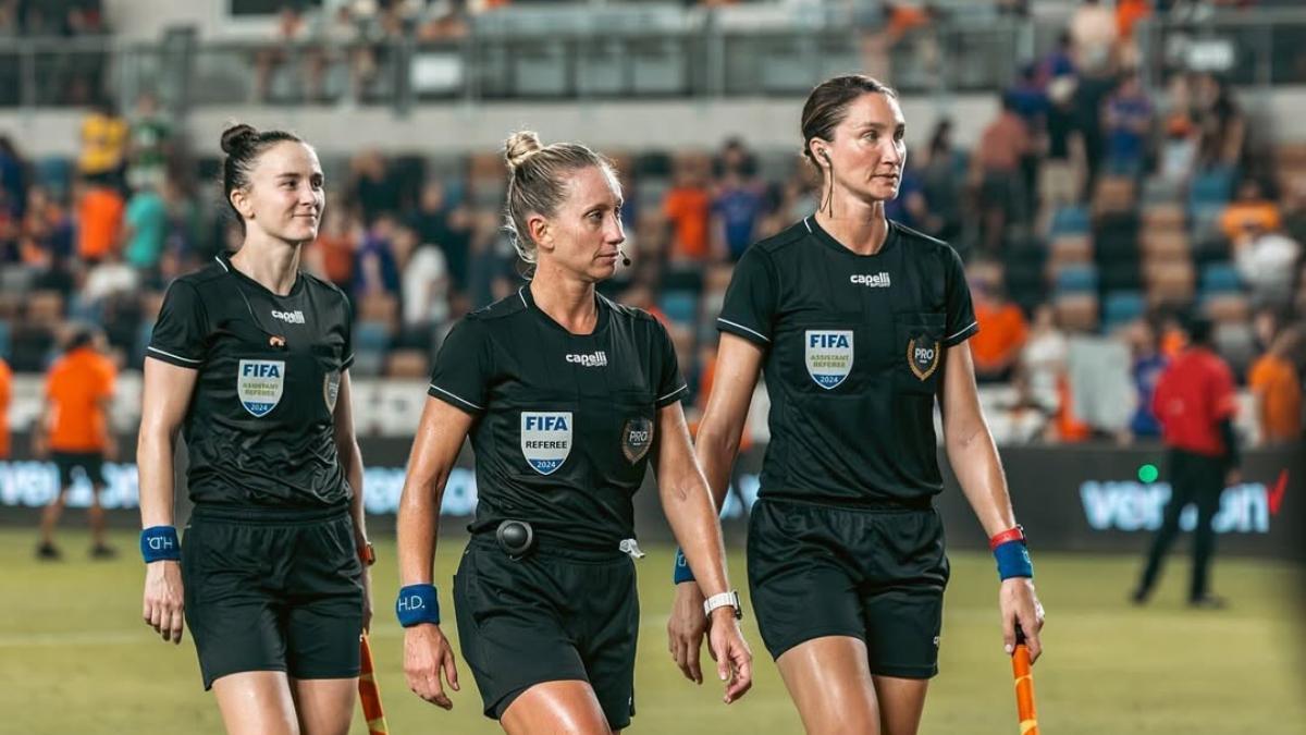 Tori Penso (centro) árbitra de la Final del Mundial femenino