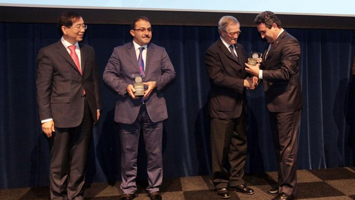 El alcalde de Sabadell, Manuel Bustos, recibiendo el premio en reconocimiento a la voluntad de convertir la ciudad en 'smart city' de manos de Xavier Trias.