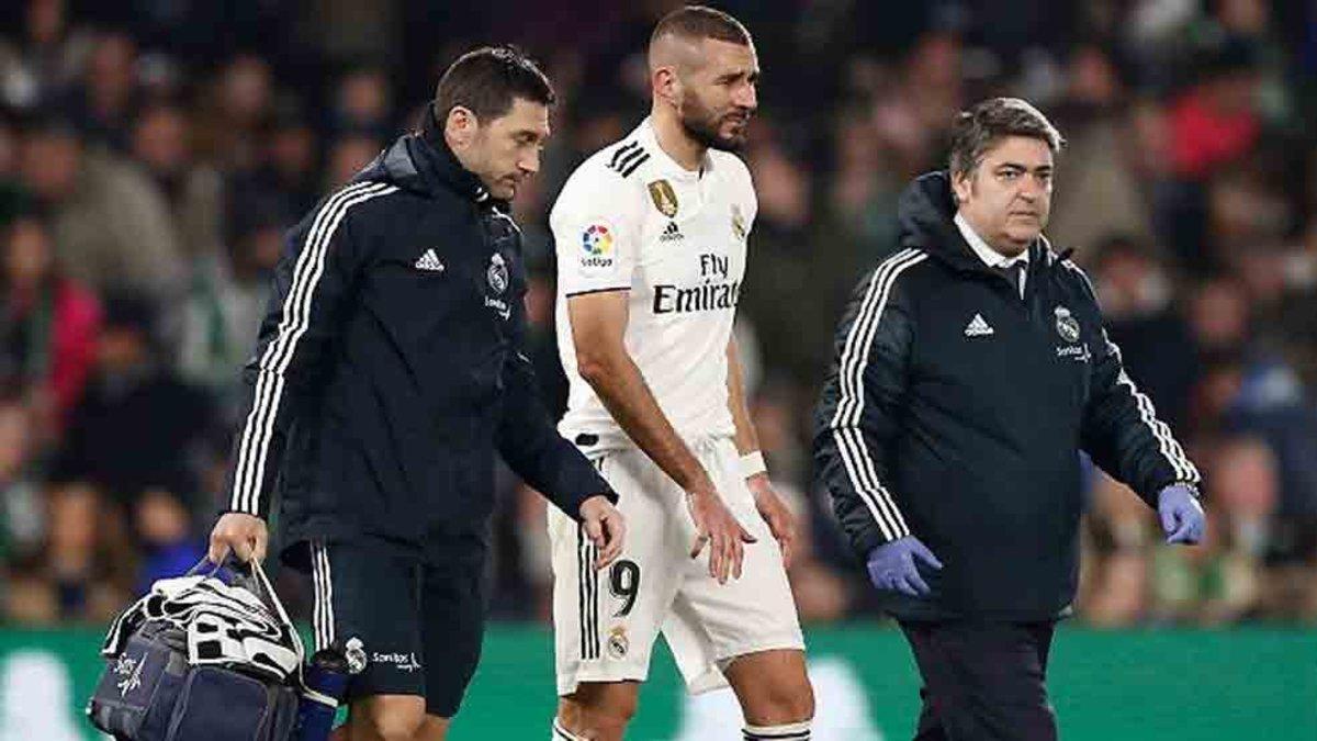 Benzema tuvo que abandonar el terreno de juego en Sevilla