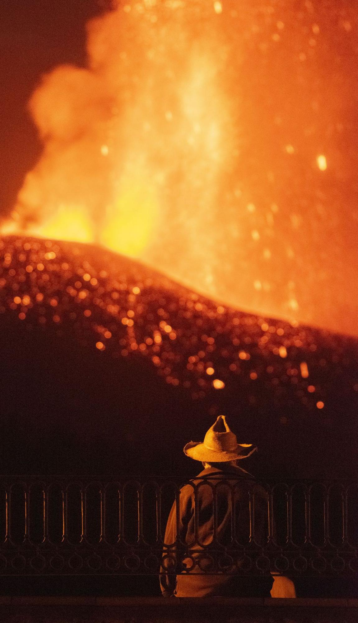 Un palmero contiene el aliento y mira fijamente al volcán. | | CARLOS DE SAA