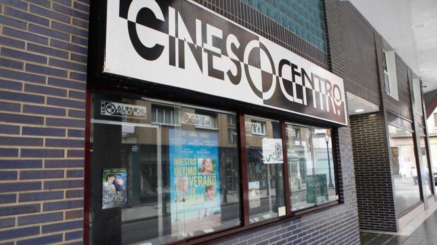 La cartelera de los Cines Centro en una de las entradas del San Agustín, en una foto de archivo.