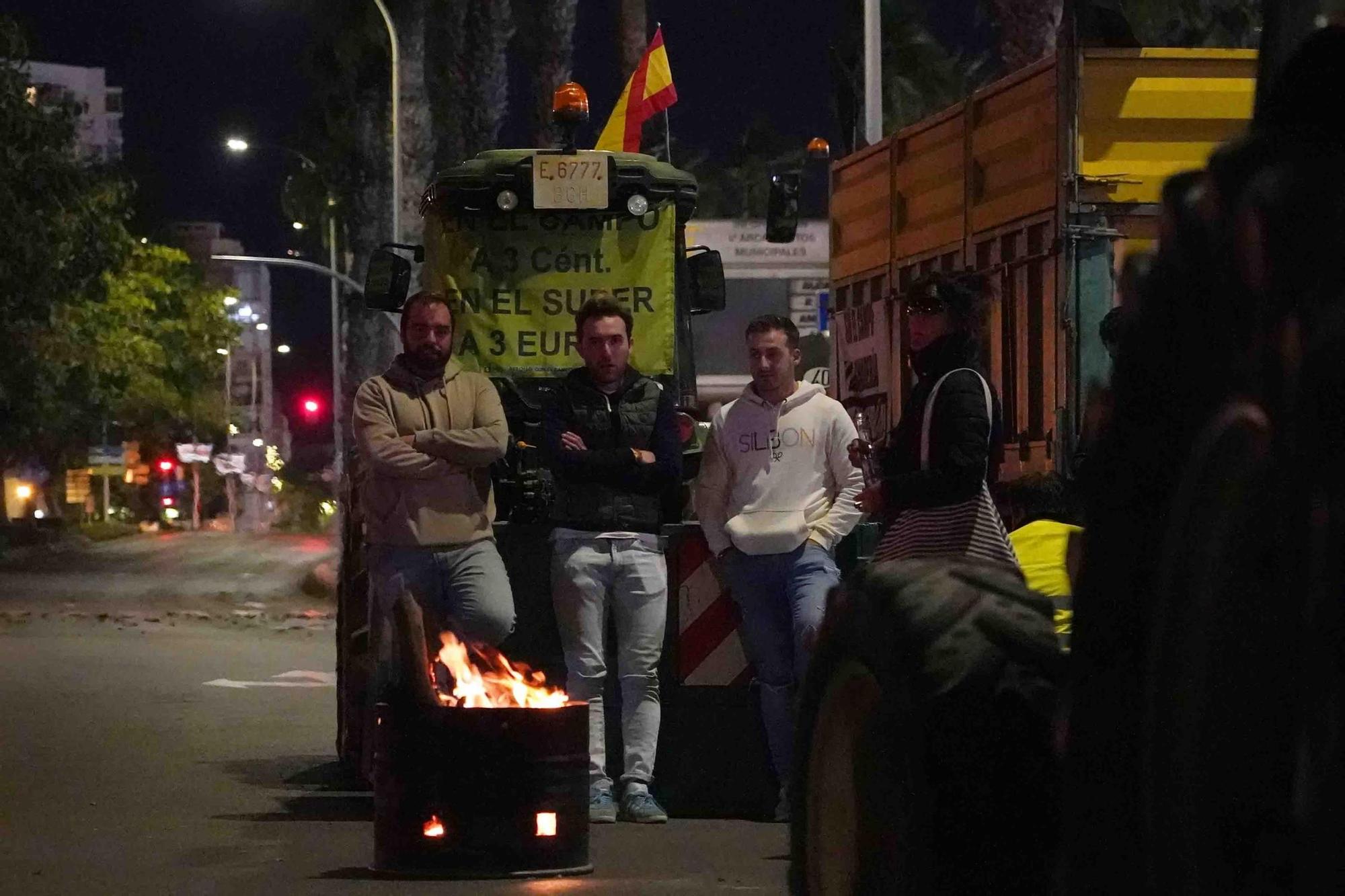 Los agricultores malagueños cortan las carreteras en protesta por la crisis del sector