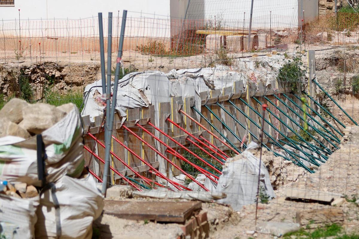 Los hallazgos arqueológicos está protegidos con lonas.