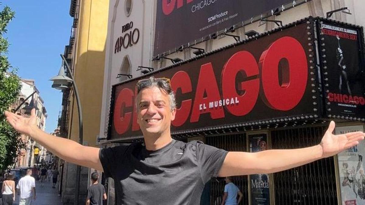 Alejandro Vera, frente al Teatro Apolo de Madrid, donde se estrenará &quot;Chicago&quot;