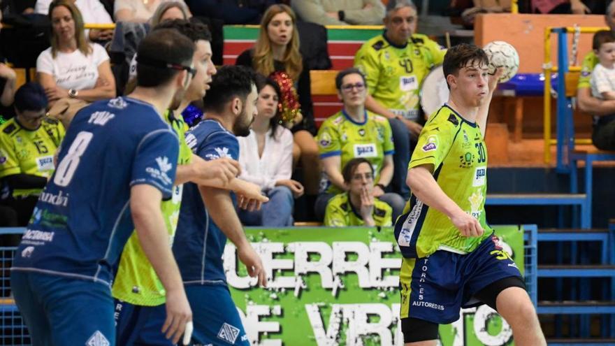Oier busca dar un pase a un compañero ante la defensa de Horizonte Atlético Avilesina en el Ángel Nieto. | JOSE LUIS FERNÁNDEZ
