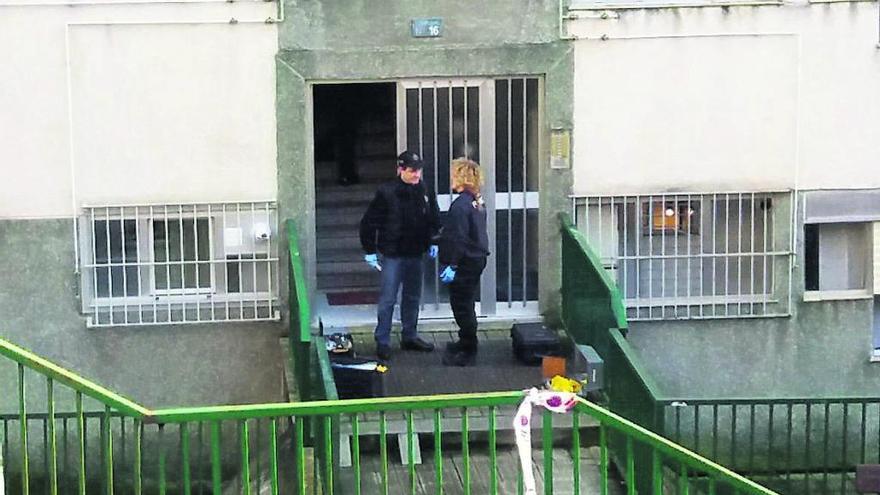 Policías en el edlficio en el que se hallaron los cadáveres de los ancianos de Zamora.