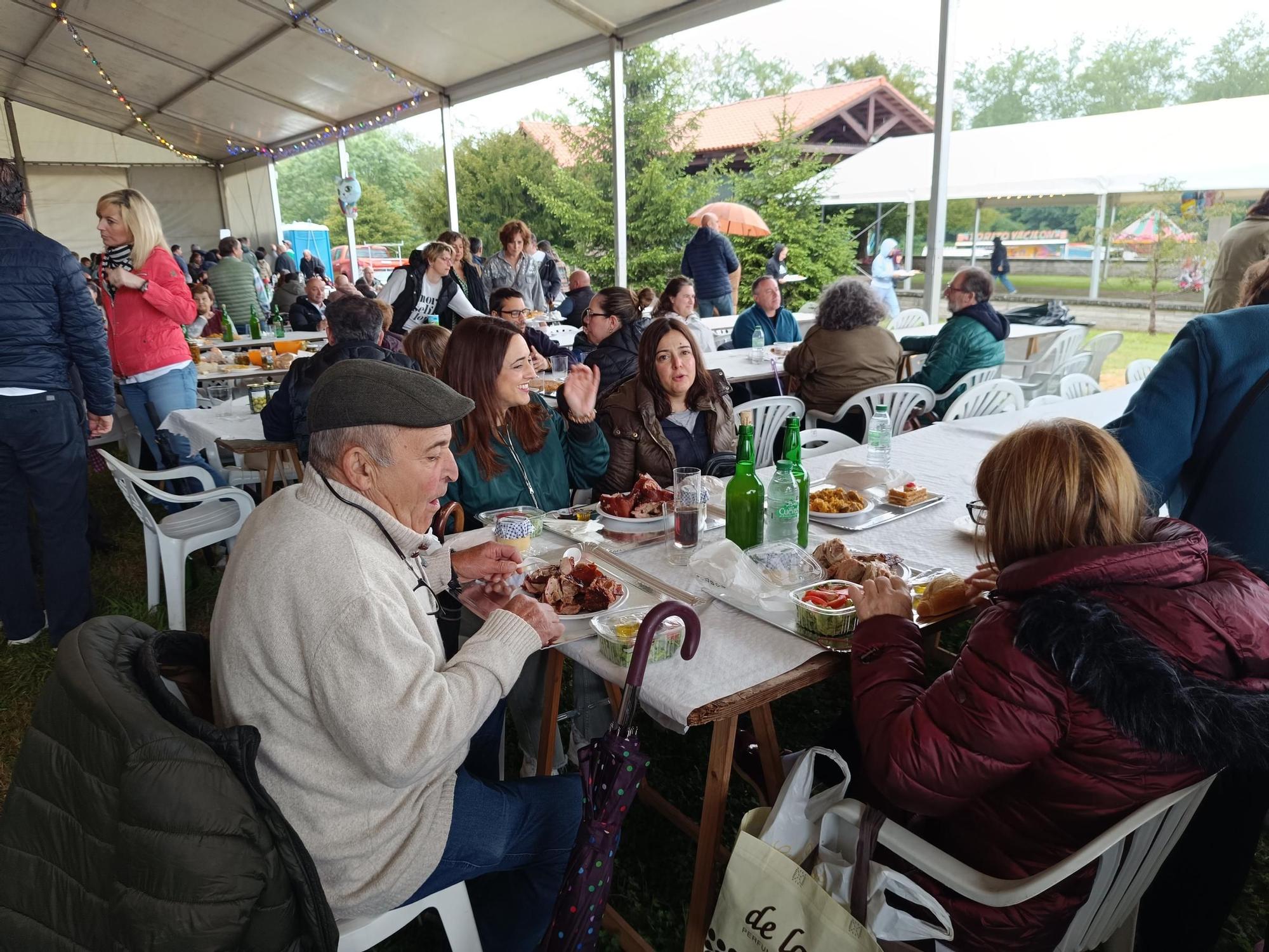 Compartiendo mesa y mantel en las fiestas de Meres, en Siero