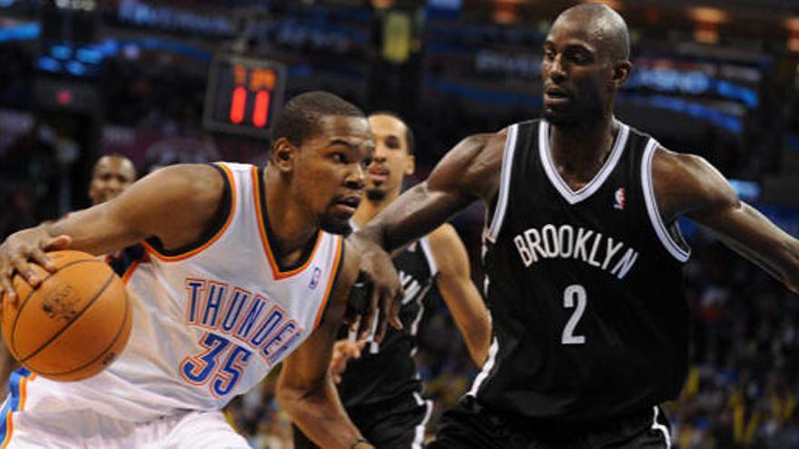 Kevin Durant bota el balón durante el partido.