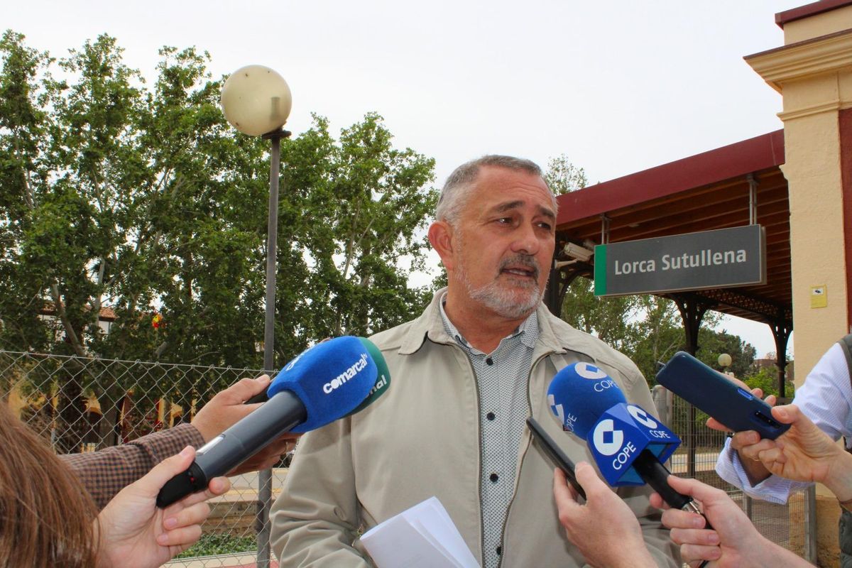 Ánge Meca junto a la vieja estación de Sutullena.