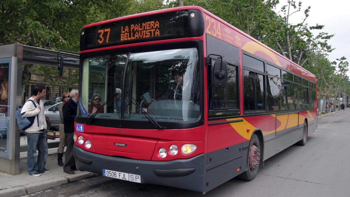 Un autobús de Tussam en la parada del Prado de San Sebastián. / J. Cuesta
