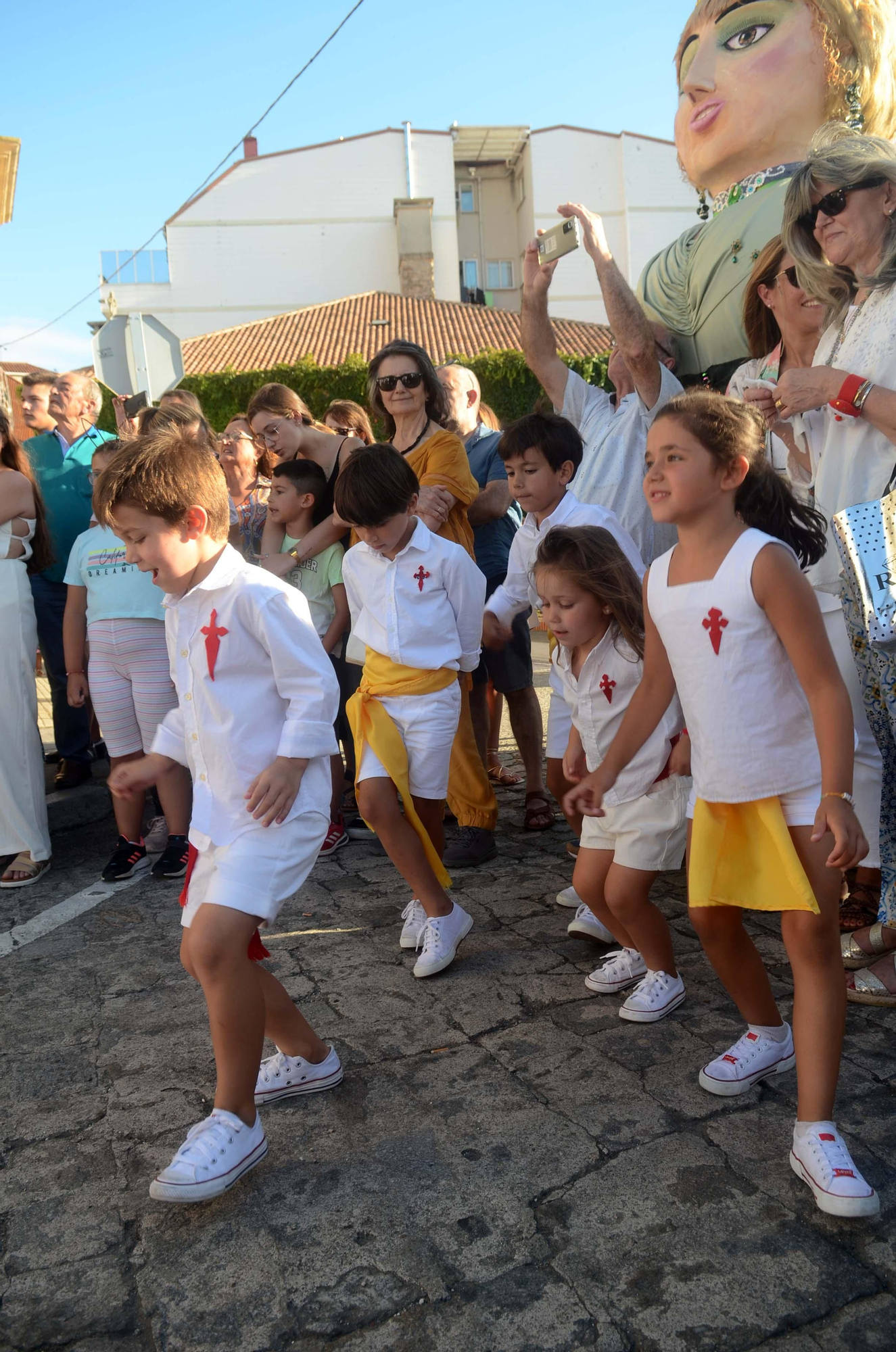 La "Danza de las Espadas" recupera en Carril todo su esplendor