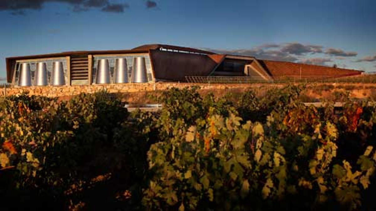 Las Bodegas Portia, en Gumiel de Izán  (Burgos), llevan la firma del prestigioso arquitecto Norman Foster.