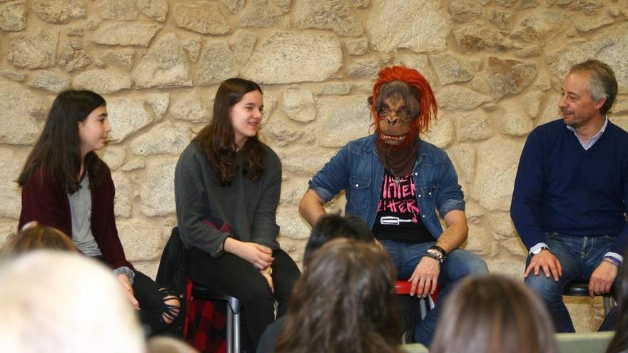 Mariña Paz, Irene Teijeiro y el &quot;mono furioso&quot;, esta mañana en A Estrada, con el edil de Cultura, Juan Constenla. // Bernabé / Adrián Rei