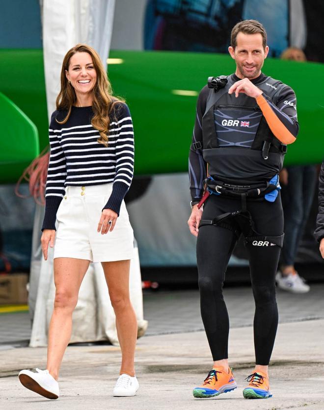 El look marinero de Kate Middleton, con jersey de rayas, bermudas y zapatillas Superga