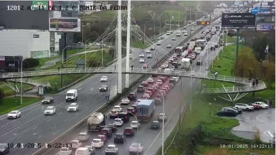 Un accidente múltiple en Alfonso Molina causa casi una hora de retenciones de salida