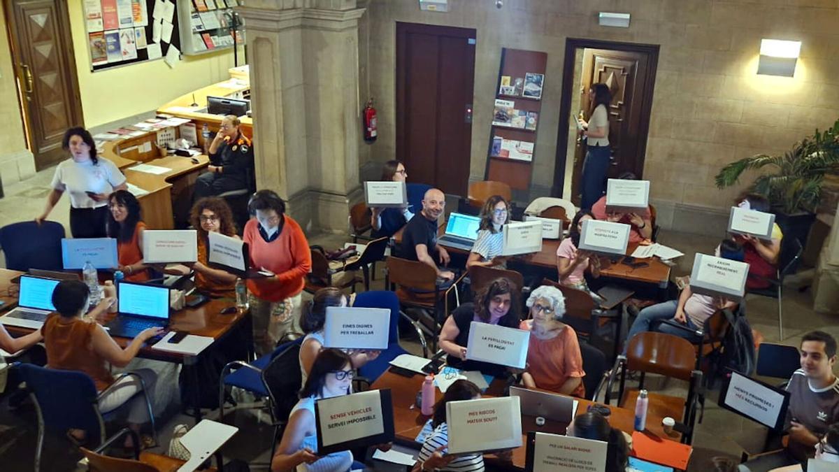 Protesta de treballadors del Consell Comarcal de l'Alt Empordà a l'entrada de l'edifici.
